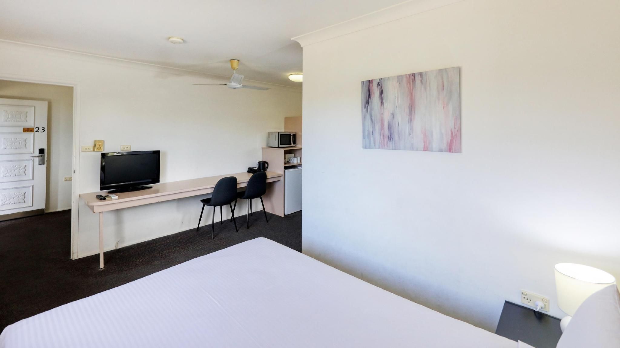 Best Western Cattle City Motor Inn 1 Queen 2 Single Beds, Non-Smoking, Family Room, Kitchenette, Air-Conditioned, Wi-Fi, Cable Tv 2