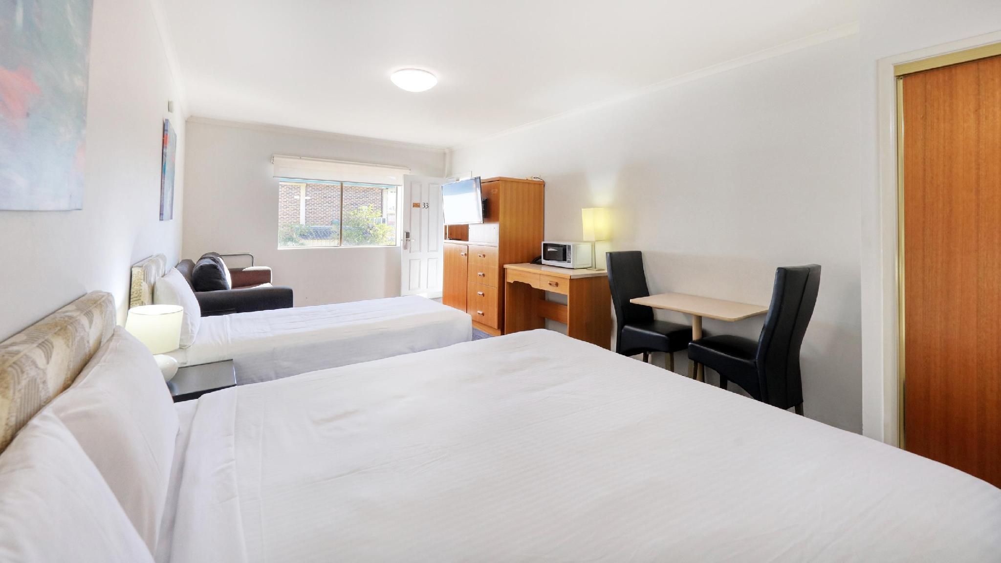 1 King 1 Single, Non-Smoking, Deluxe Room, Work Desk, Cable Tv, Air-Conditioned, Wi-Fi