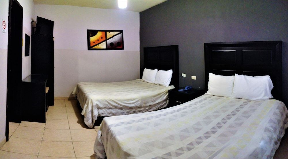Hotel Laguna Inn Standard Double Room, 2 Double Beds 3