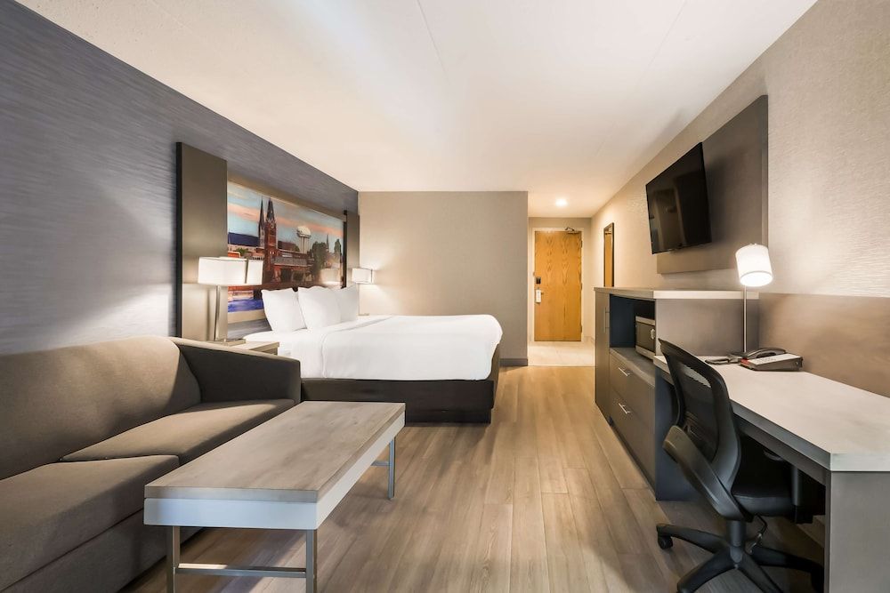 Best Western Belleville Executive Room, 1 King Bed, Non Smoking (with Sofabed) 2