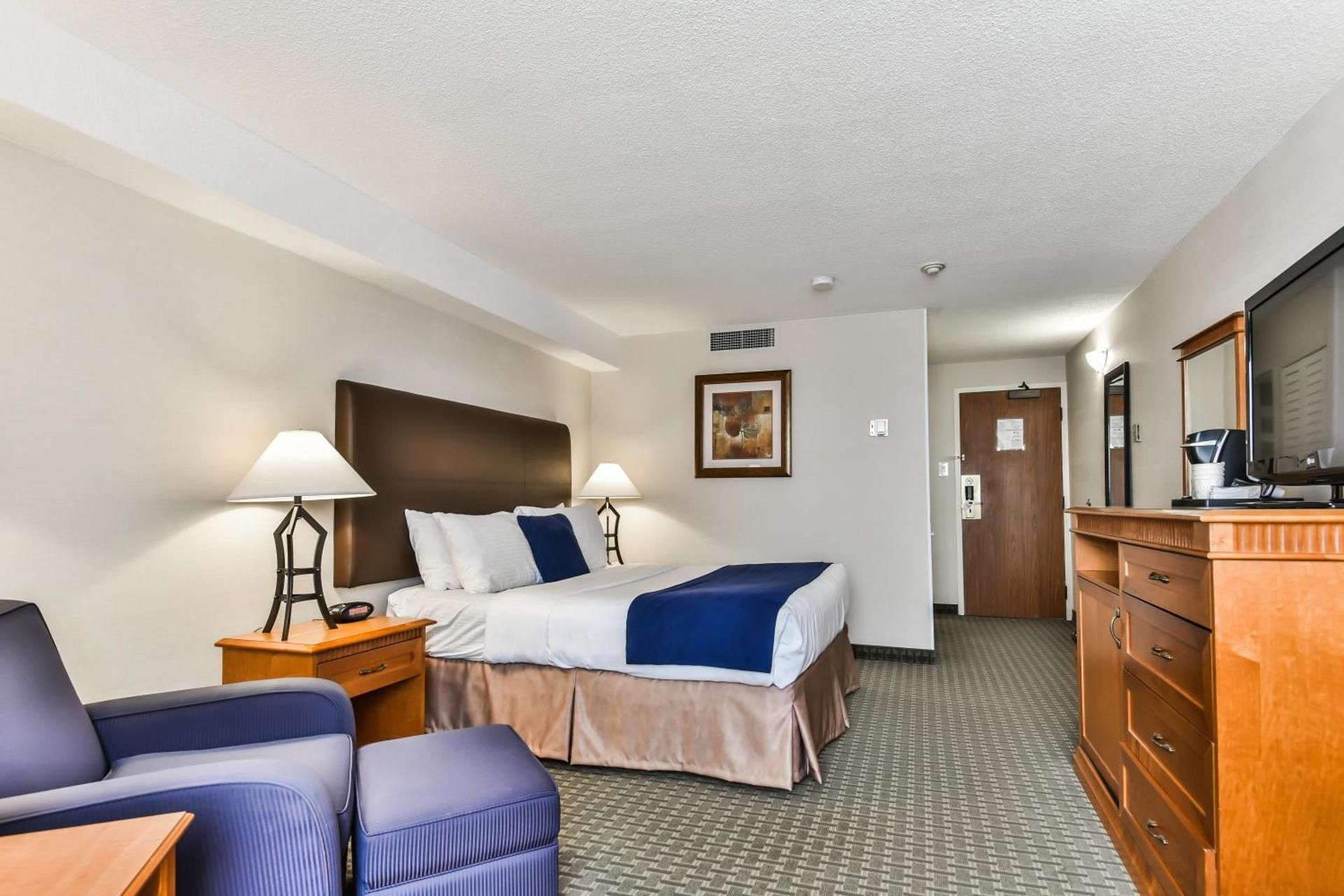 1 Queen Bed, Nonsmoking And Ottoman
