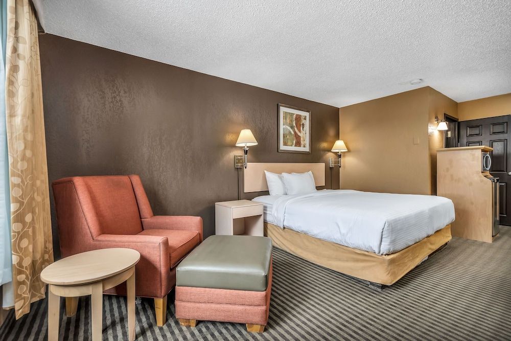 Seven Oaks Hotel Regina Standard Room, 1 Queen Bed