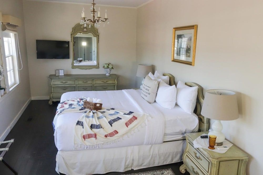 La Villa de Adelina The Rose Room