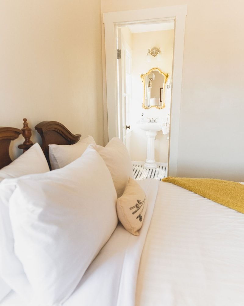 La Villa de Adelina The Gardenia Room 4