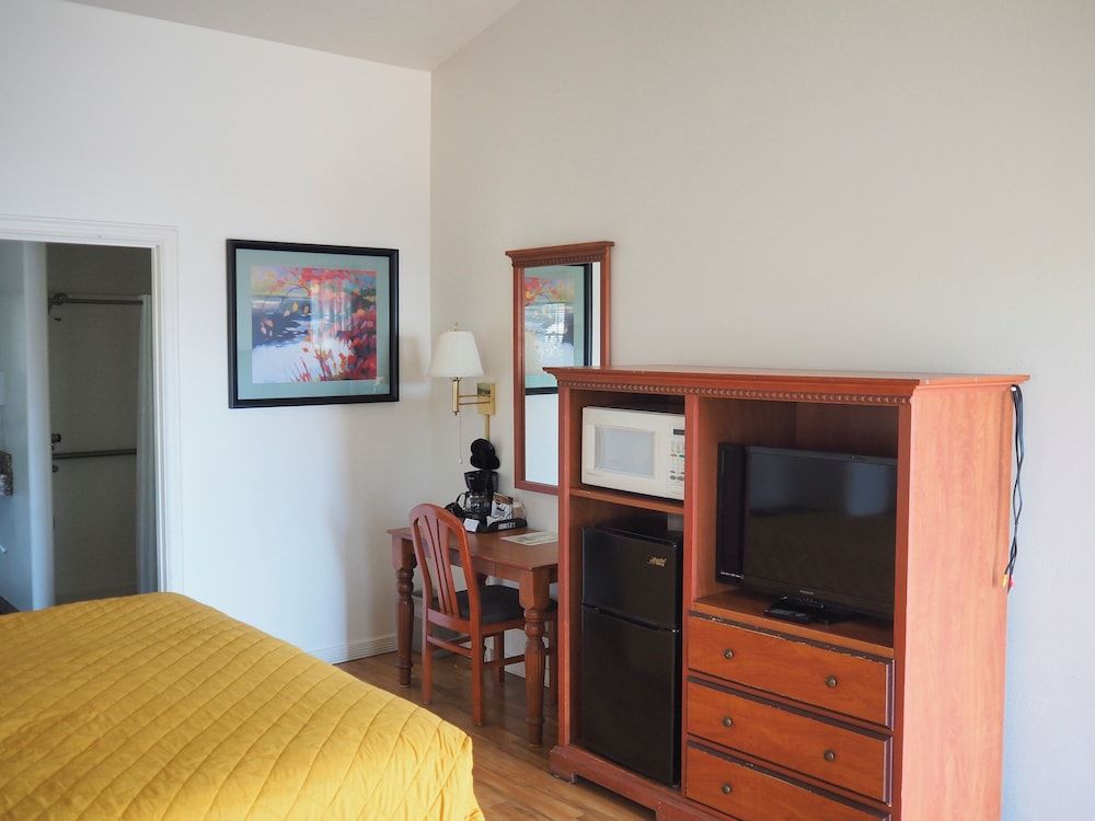 Wild Rivers Motor Lodge Premium Two Queens (No Pets) 7