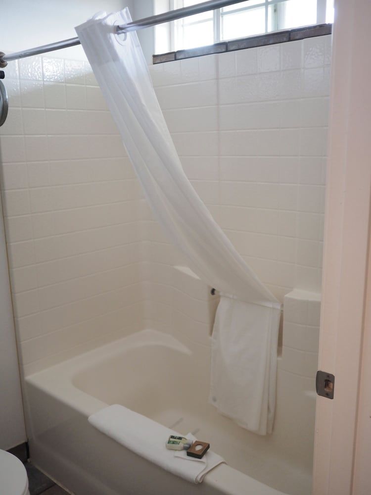 Wild Rivers Motor Lodge Premium Two Queens (No Pets) 5