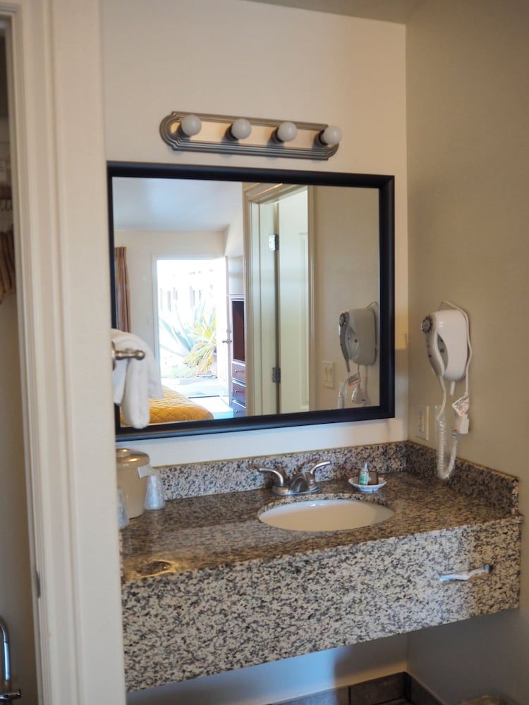 Wild Rivers Motor Lodge Premium Two Queens (No Pets) 3