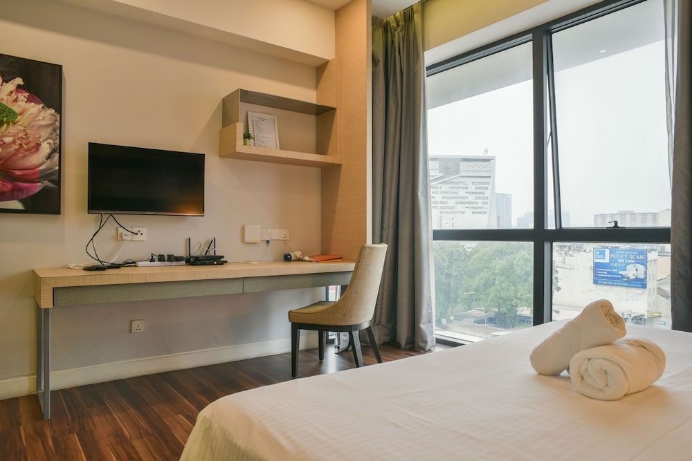 D'Majestic Place by Widebed Basic Double Room, 1 King Bed, Accessible 4