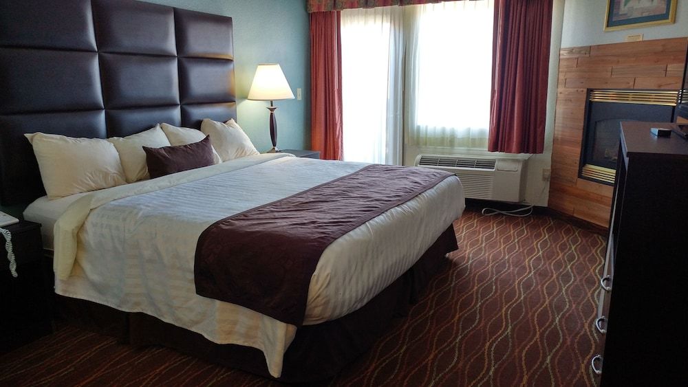 Baymont by Wyndham Helen Suite, 1 King Bed, Non Smoking, Balcony (Park View)