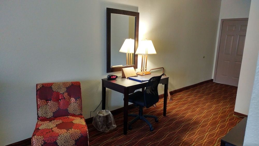 Baymont by Wyndham Helen Suite, 1 King Bed, Non Smoking, Balcony (Jetted Tub, Park View) 2