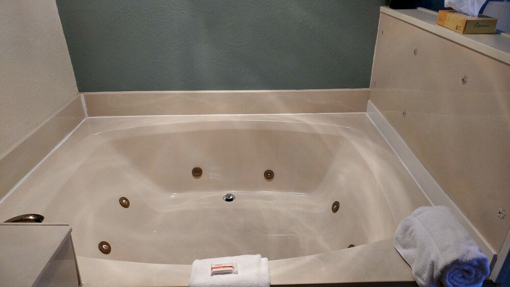 Baymont by Wyndham Helen Room, 1 King Bed, Non Smoking, Hot Tub 4