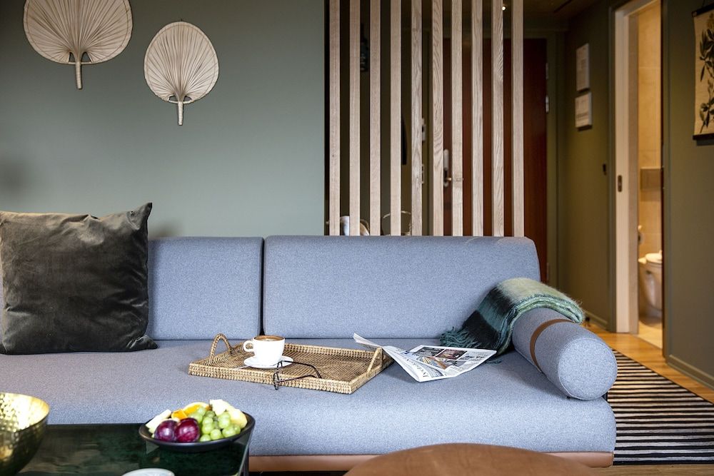 Hotel Britannia Junior Suite, 1 King Bed 5