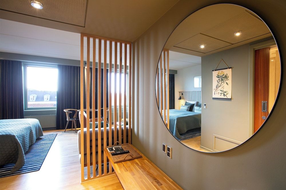 Hotel Britannia Junior Suite, 1 King Bed 9