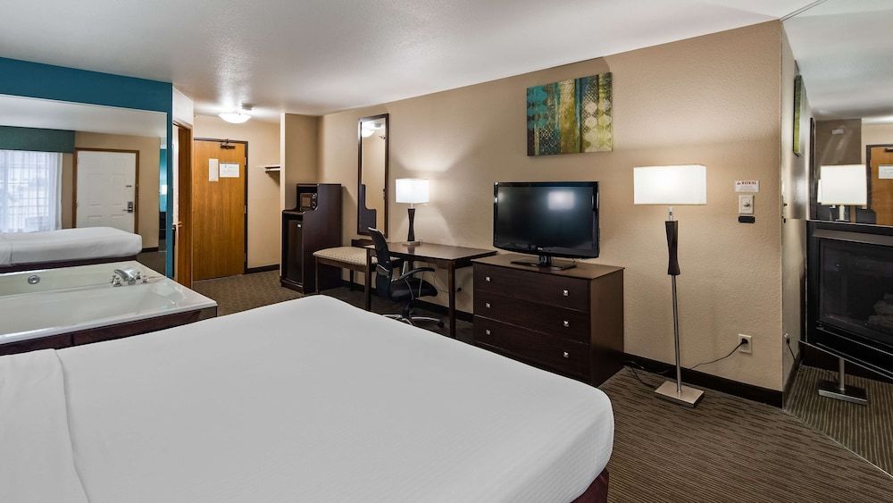 Best Western Galena Inn & Suites Standard Room, 1 King Bed, Non Smoking, Jetted Tub 4