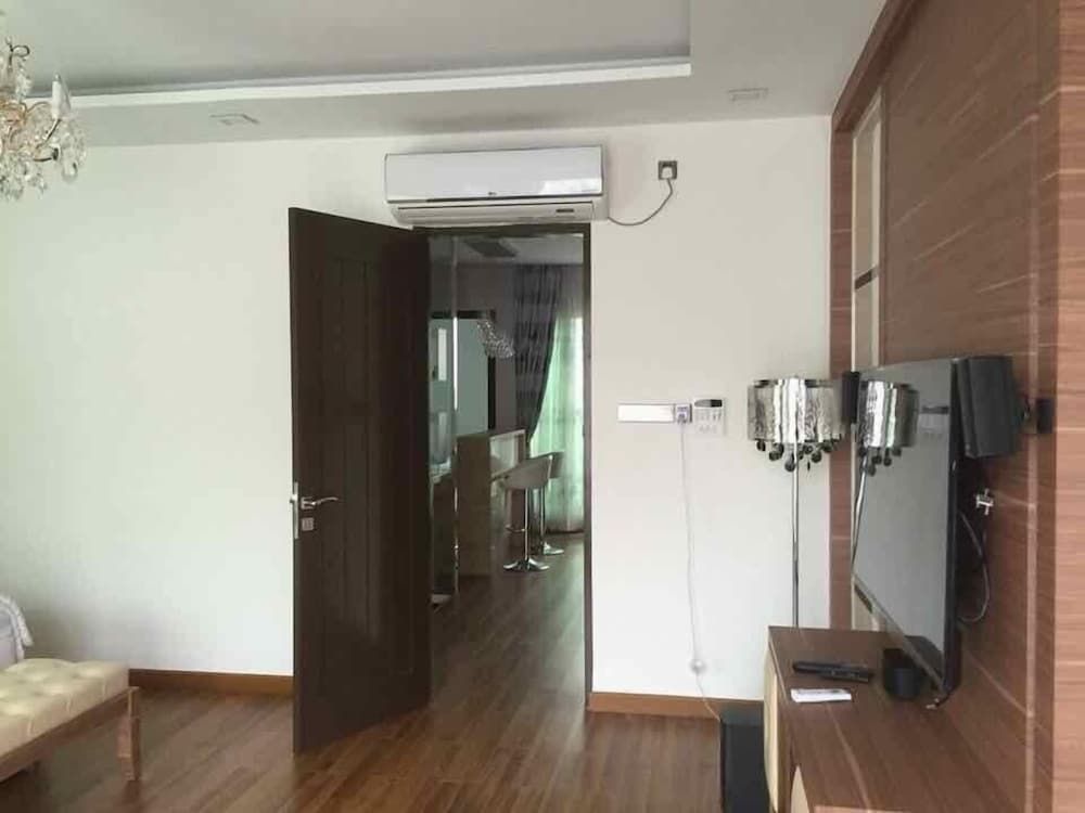 undefined Le Greene 6