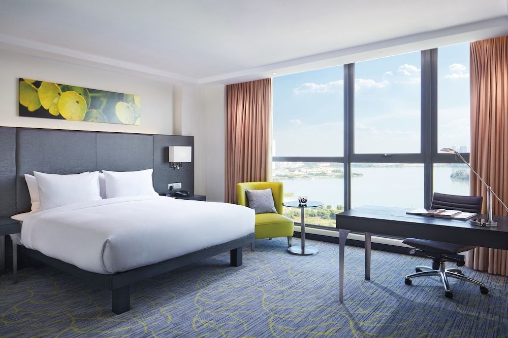 Deluxe Room, 1 King Bed, Lake View