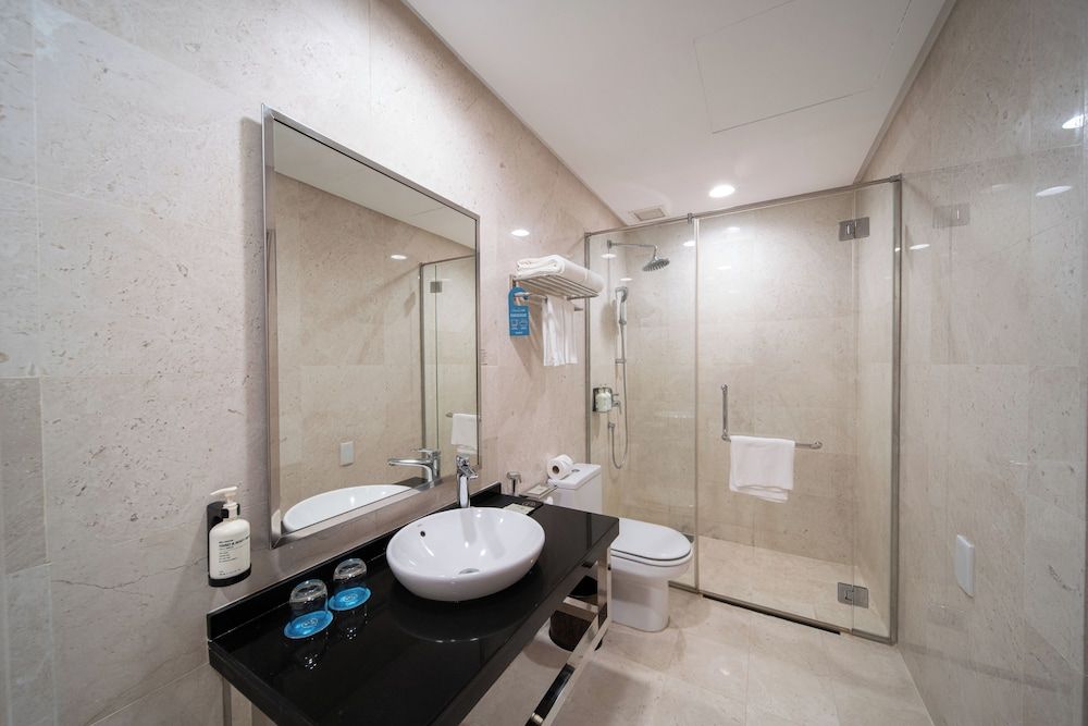undefined St. Giles Boulevard Hotel 10
