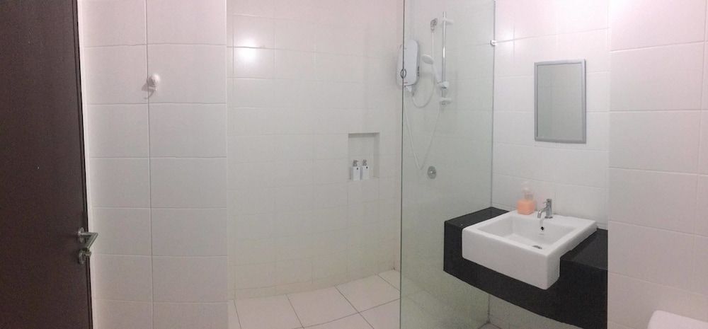 Basic Studio, Pool Access
