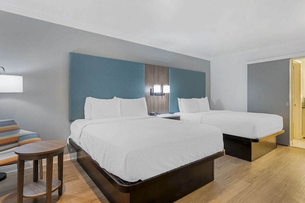 Best Western Plus Riviera Standard Room, 2 Queen Beds, Non Smoking, Refrigerator & Microwave 3