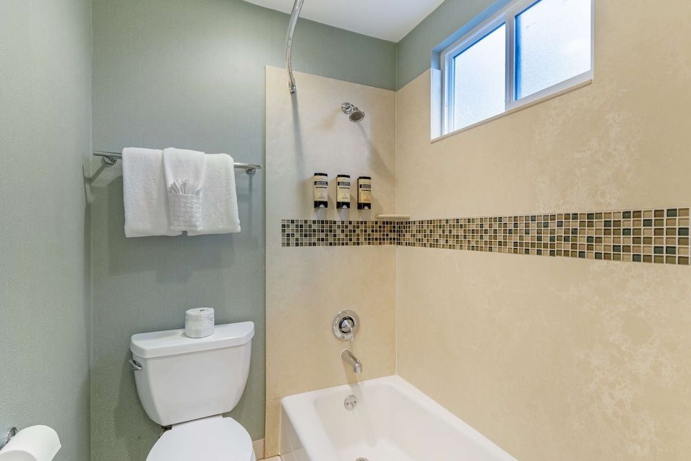 Best Western Plus Riviera Standard Room, 2 Queen Beds, Non Smoking, Refrigerator & Microwave 5