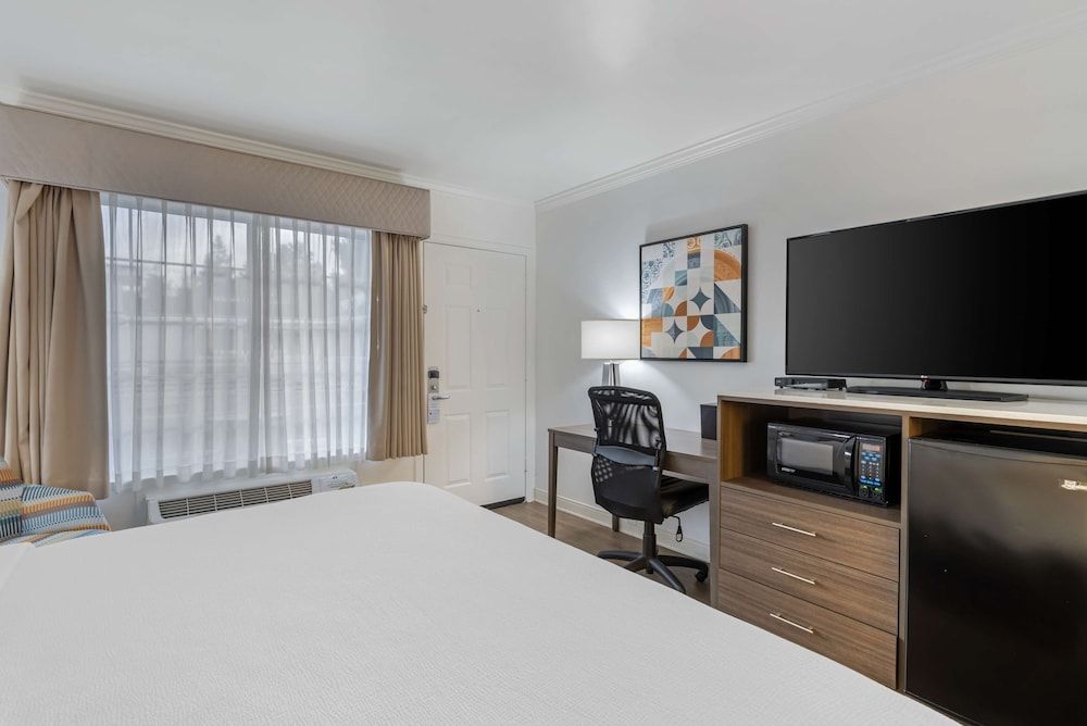 Best Western Plus Riviera Standard Room, 1 King Bed, Non Smoking, Refrigerator & Microwave