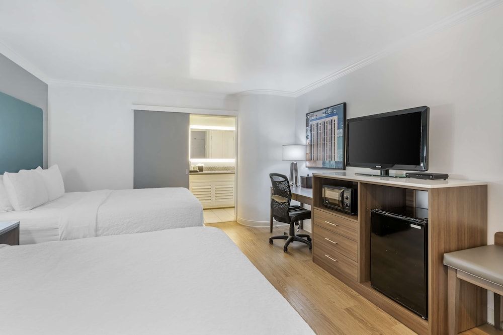 Best Western Plus Riviera Standard Room, 2 Queen Beds, Non Smoking, Refrigerator & Microwave 2
