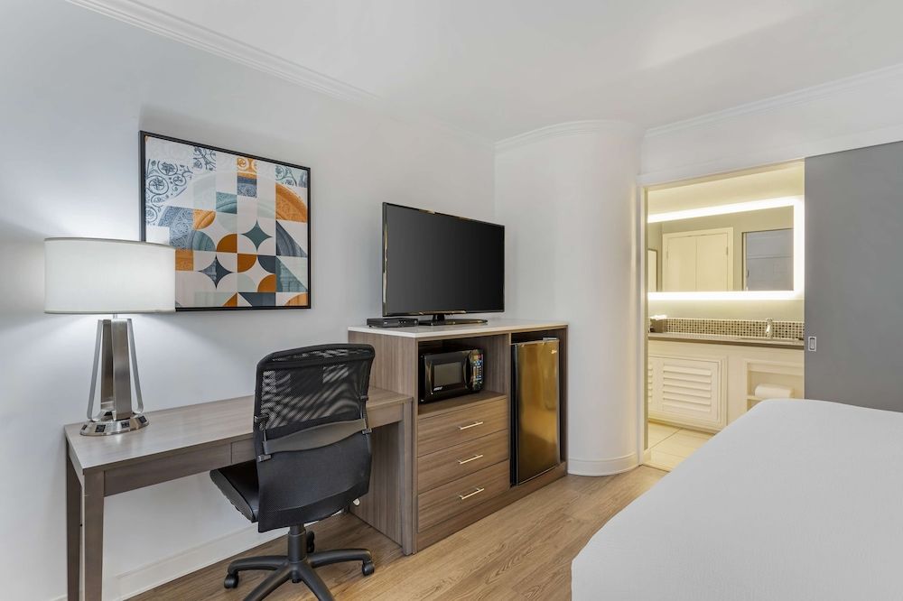 Best Western Plus Riviera Standard Room, 1 King Bed, Non Smoking, Refrigerator & Microwave 6