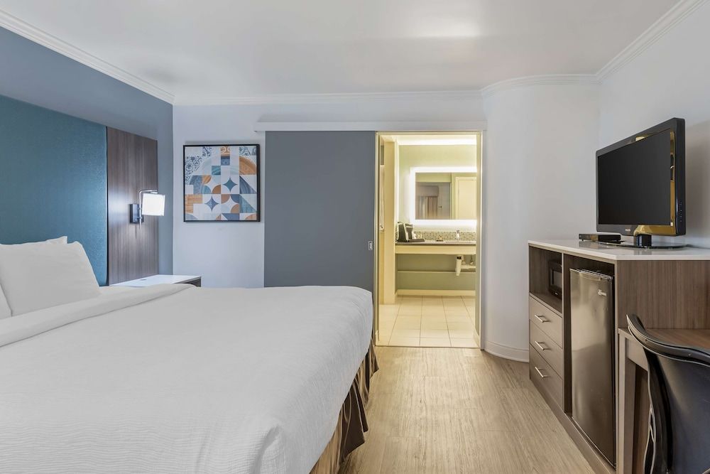 Best Western Plus Riviera Standard Room, 1 King Bed, Accessible, Refrigerator & Microwave