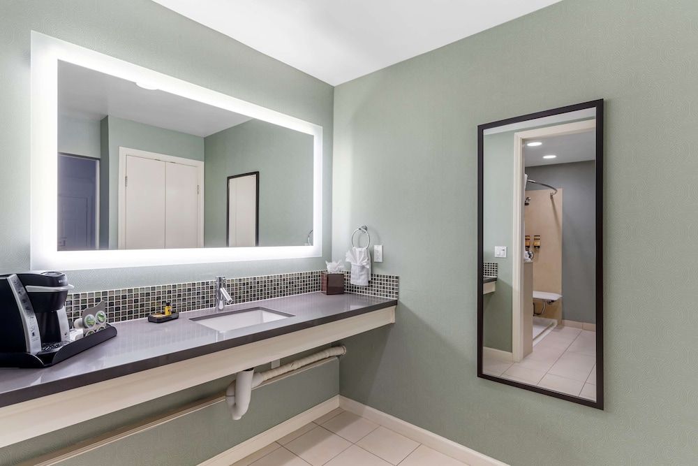 Best Western Plus Riviera Standard Room, 1 King Bed, Accessible, Refrigerator & Microwave 5