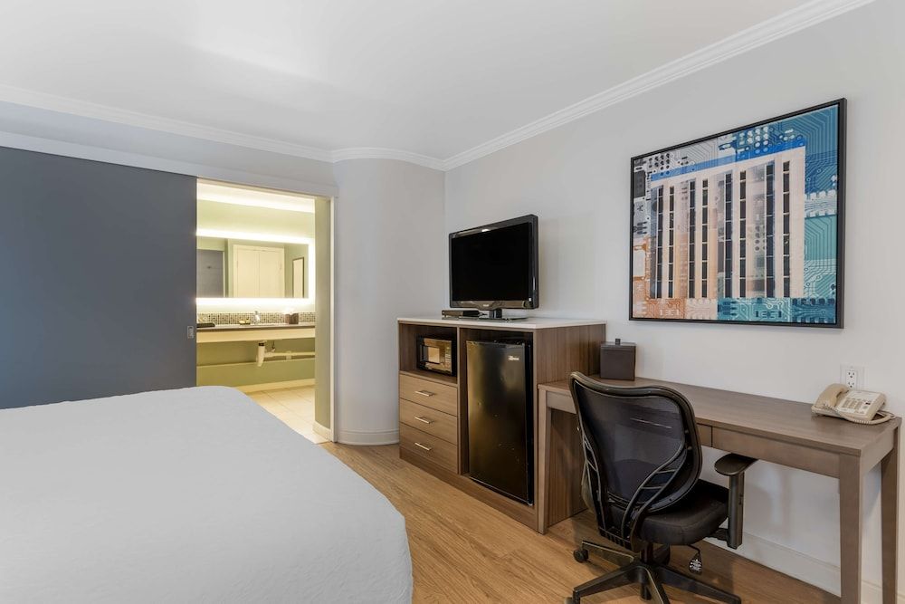 Best Western Plus Riviera Standard Room, 1 King Bed, Accessible, Refrigerator & Microwave 2