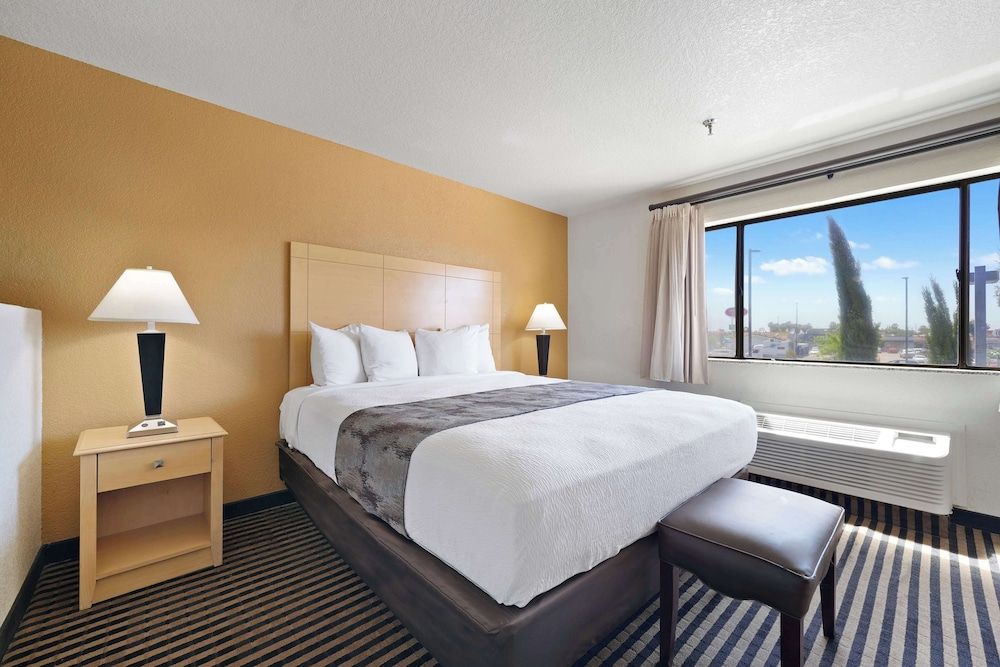 Best Western Plus Executive Inn & Suites Suite, 1 King Bed, Non Smoking (Oversized Room;with Sofabed) 2