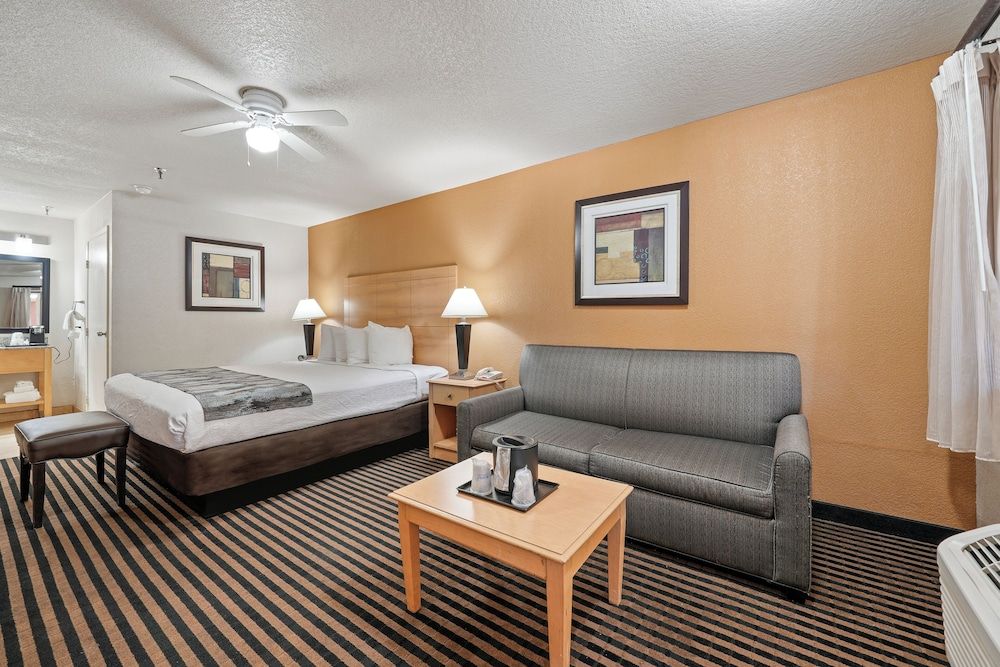 Best Western Plus Executive Inn & Suites Suite, Multiple Beds, Non Smoking, Refrigerator & Microwave (with Sofabed) 3