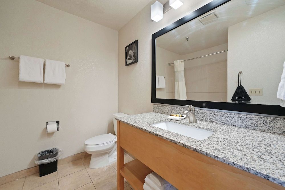 Best Western Plus Executive Inn & Suites Suite, Multiple Beds, Non Smoking, Refrigerator & Microwave (with Sofabed) 4