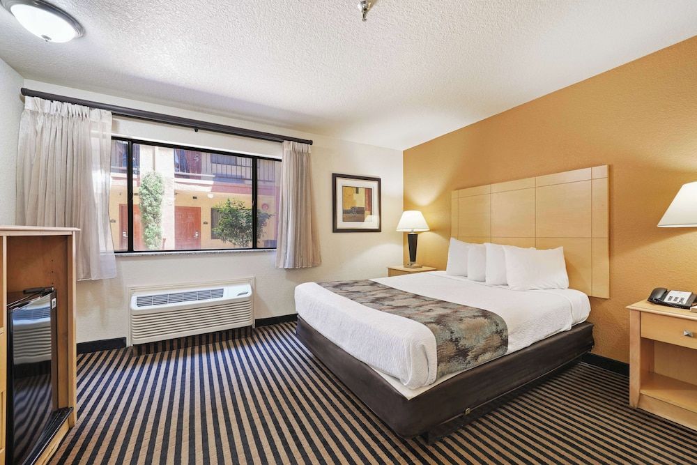 Best Western Plus Executive Inn & Suites Suite, 1 Queen Bed, Non Smoking, Refrigerator & Microwave (Oversized Room) 2