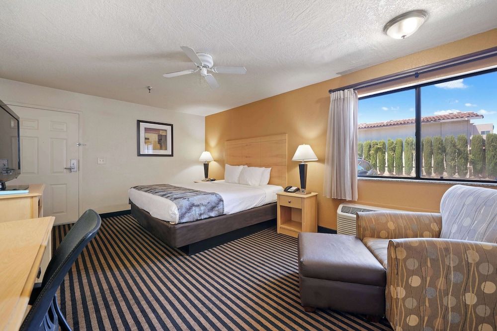 Best Western Plus Executive Inn & Suites Suite, Multiple Beds, Non Smoking, Refrigerator & Microwave (with Sofabed) 2