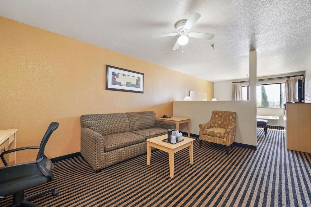 Best Western Plus Executive Inn & Suites Suite, 1 King Bed, Non Smoking (Oversized Room;with Sofabed) 4