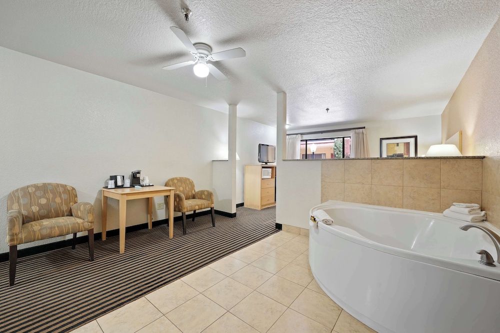 Best Western Plus Executive Inn & Suites Suite, 1 Queen Bed, Non Smoking, Refrigerator & Microwave (Oversized Room) 3