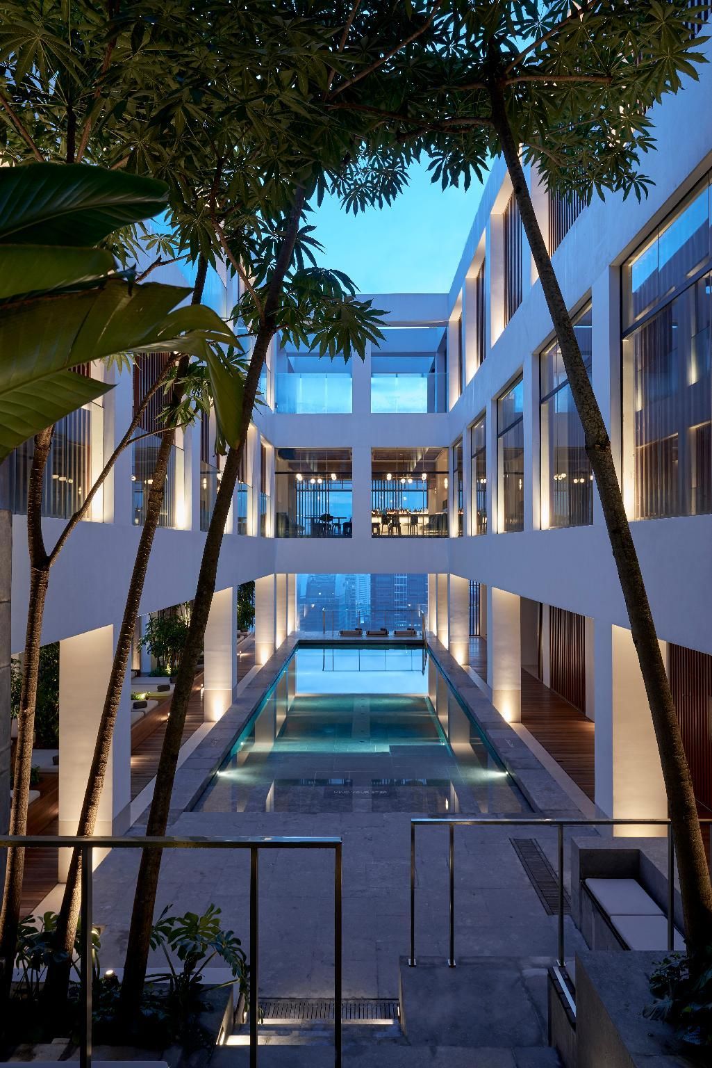 Swimming pool [outdoor]