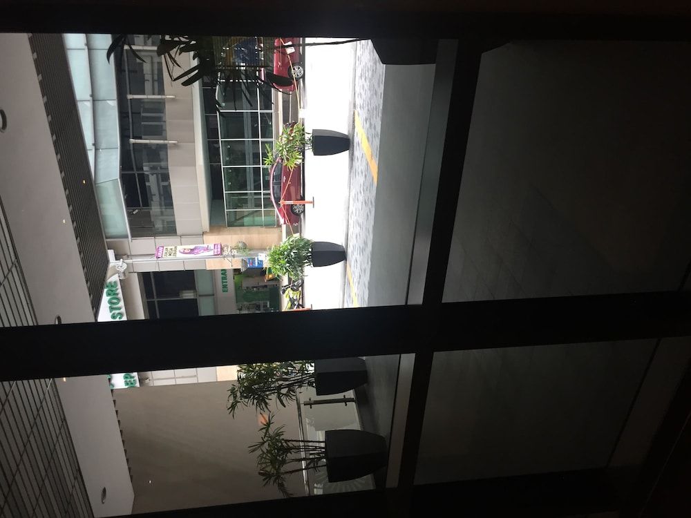 undefined 6 Cap Square 3