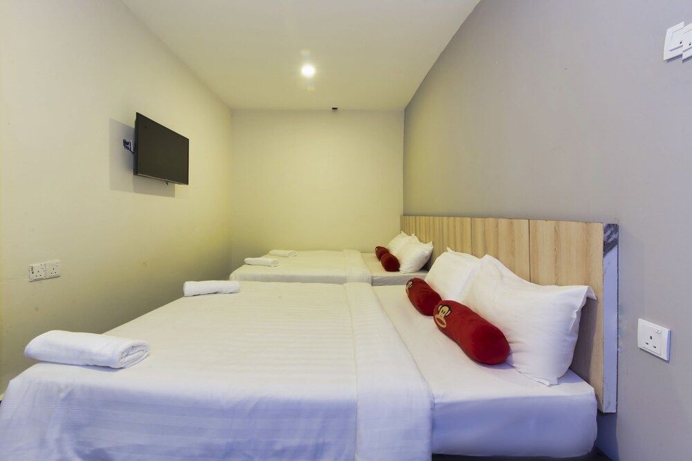 Simms Garden Hotel Deluxe Quadruple Room 3