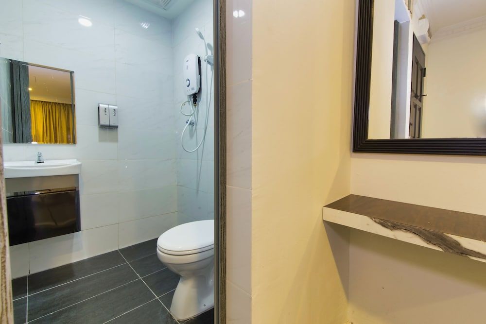 Simms Garden Hotel Deluxe Quadruple Room 4