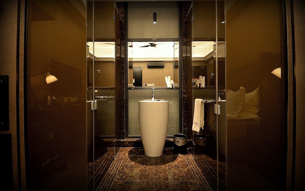 1969 Business Suites Deluxe Premier (Queen) 3