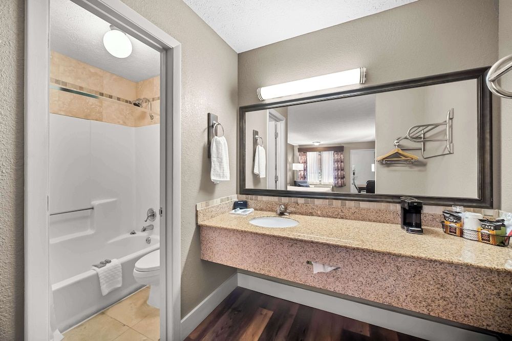 Best Western Braselton Inn Standard Room, 1 King Bed, Non Smoking 4