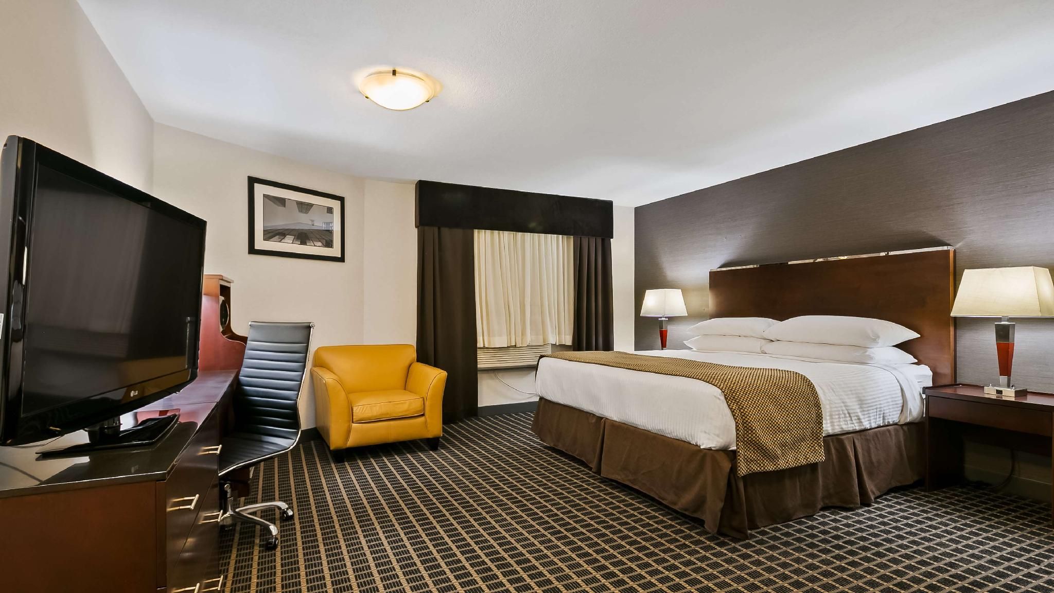 1 King Bed, Nonsmoking, Walk-in Shower