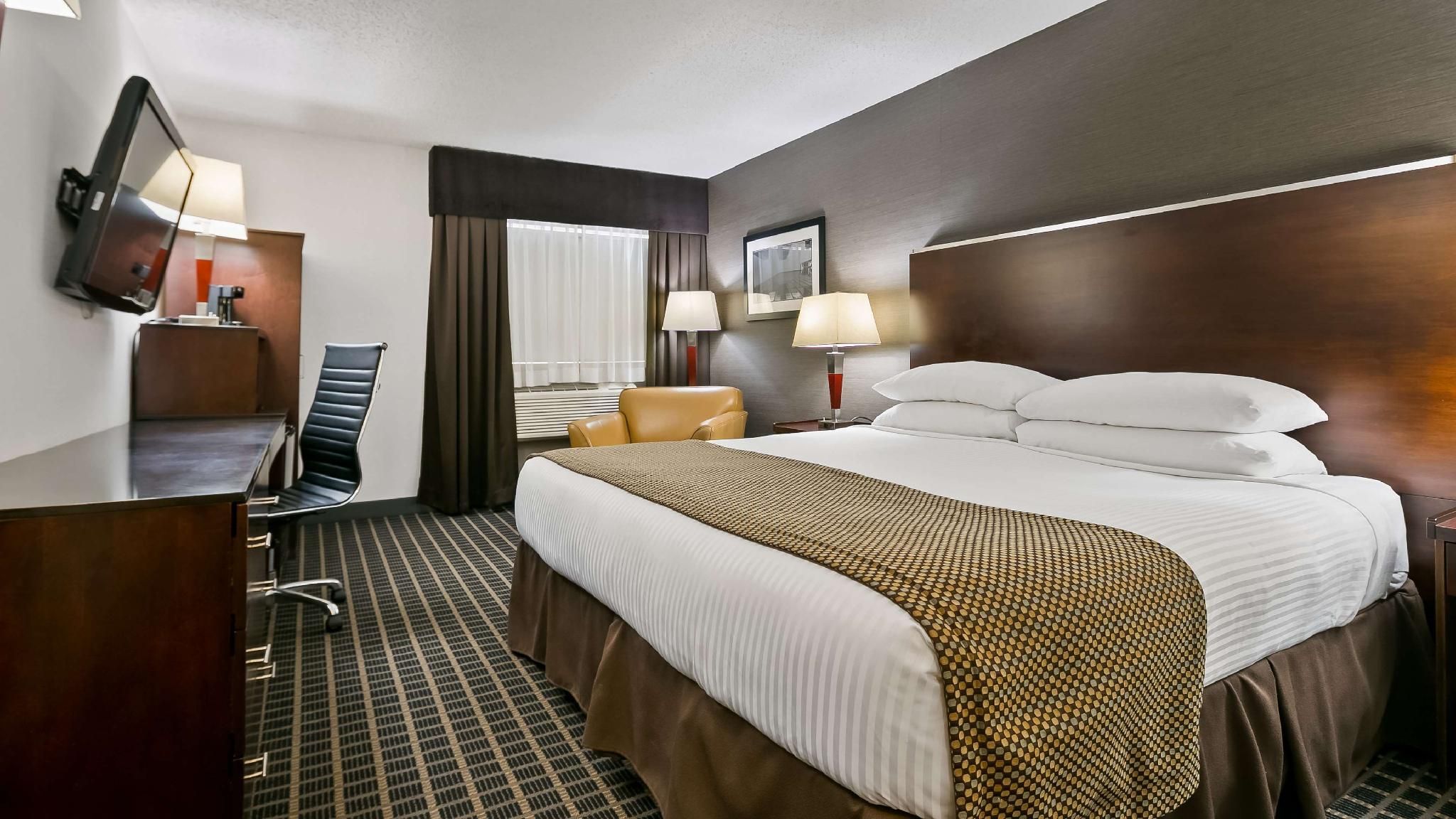 1 King Bed, Nonsmoking, Walk-in Shower
