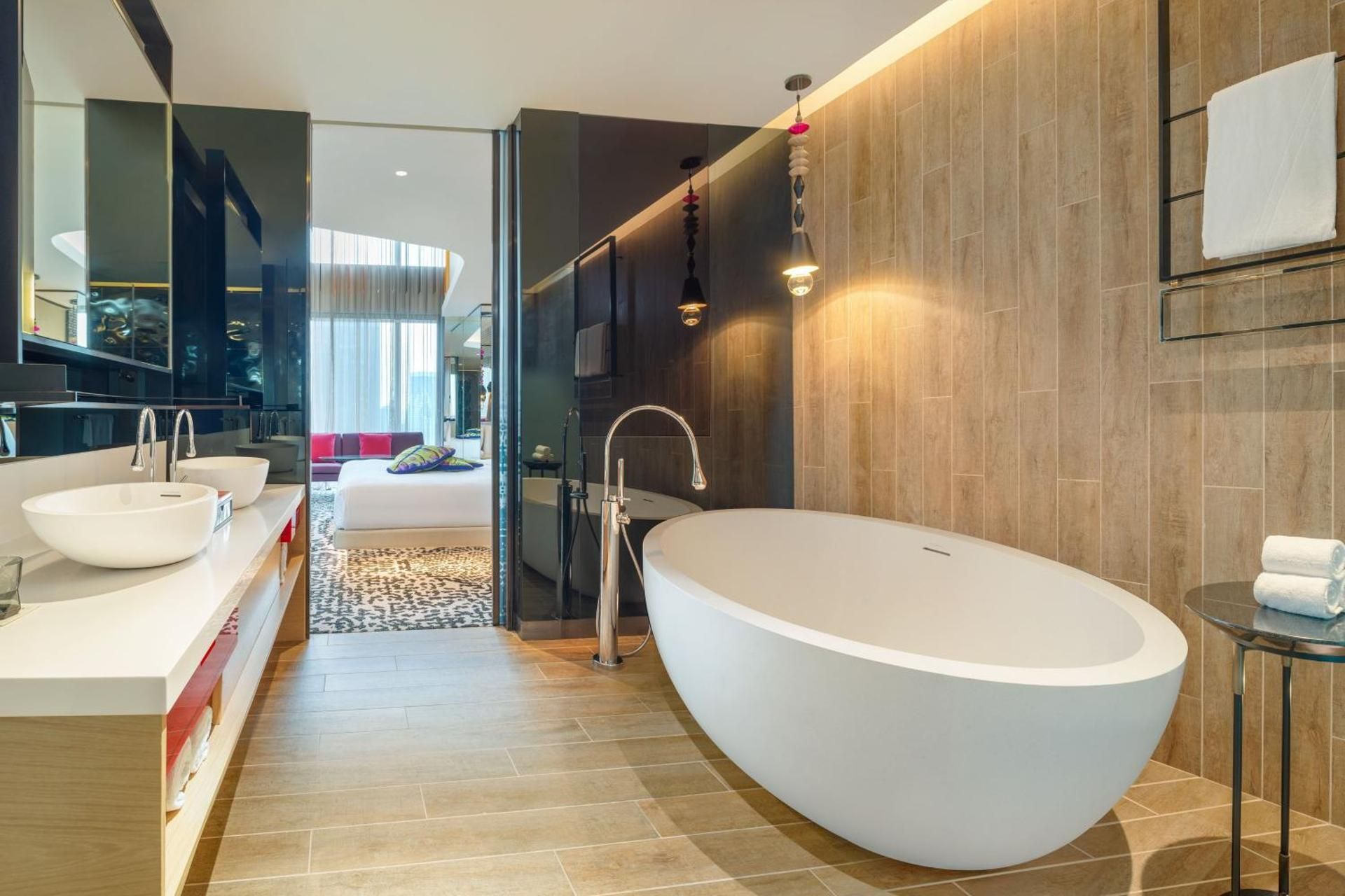 WOW, Suite, 1 King Balcony