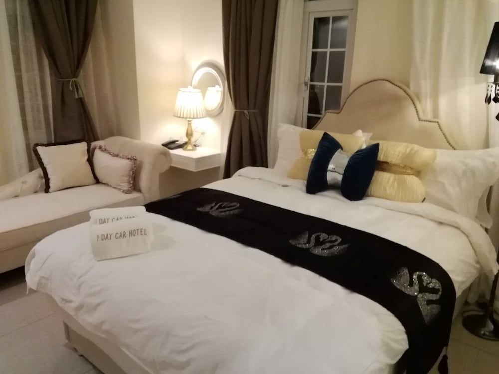 1 Day Car Hotel Station 18 Deluxe Double Room, 1 Queen Bed, Private Bathroom 2