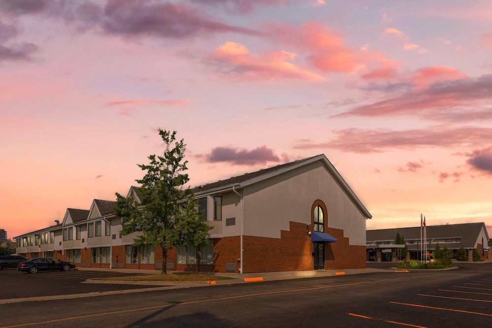 undefined Quality Inn & Suites 8