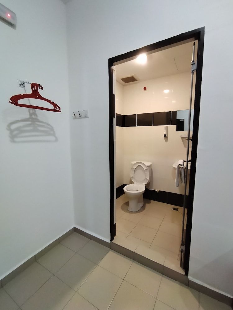 SP Central Hotel Standard Room, 1 Queen Bed 6