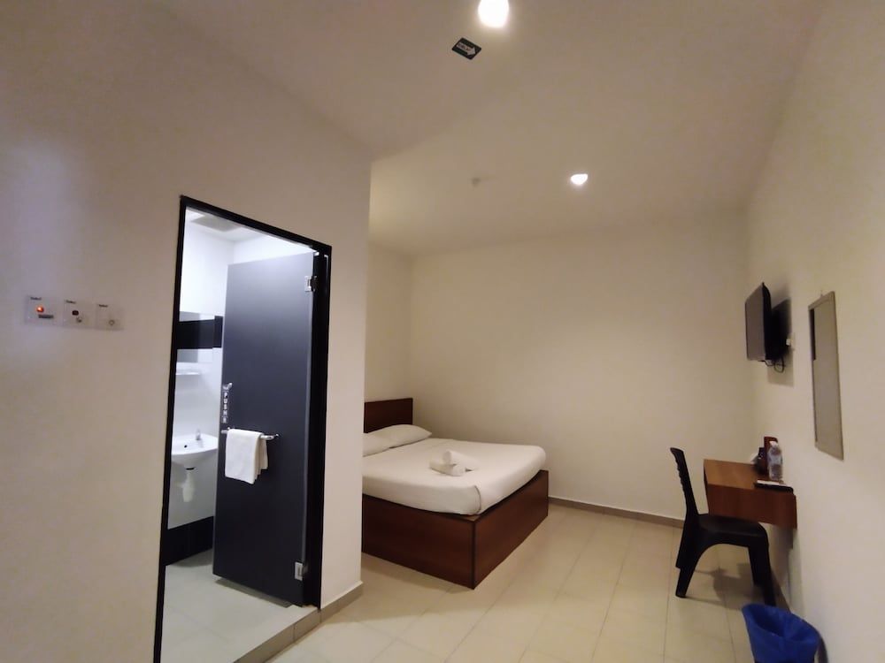 SP Central Hotel Standard Room, 1 Queen Bed 4